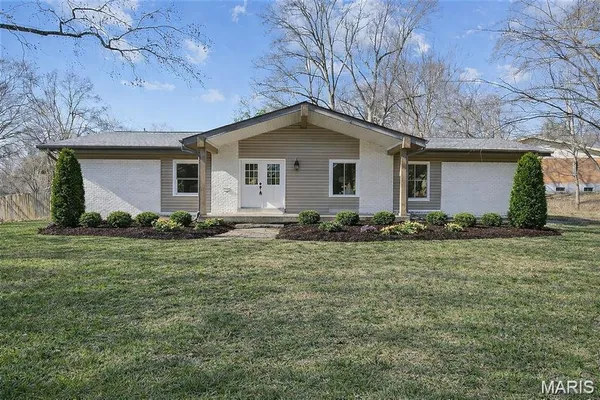 $585,000 | 170 Saddleford Drive, Chesterfield, MO 63017