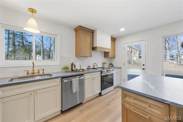 $575,000 | 170 Saddleford Drive, Chesterfield, MO 63017