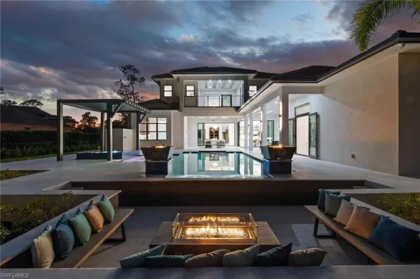 a view of a swimming pool with seating space