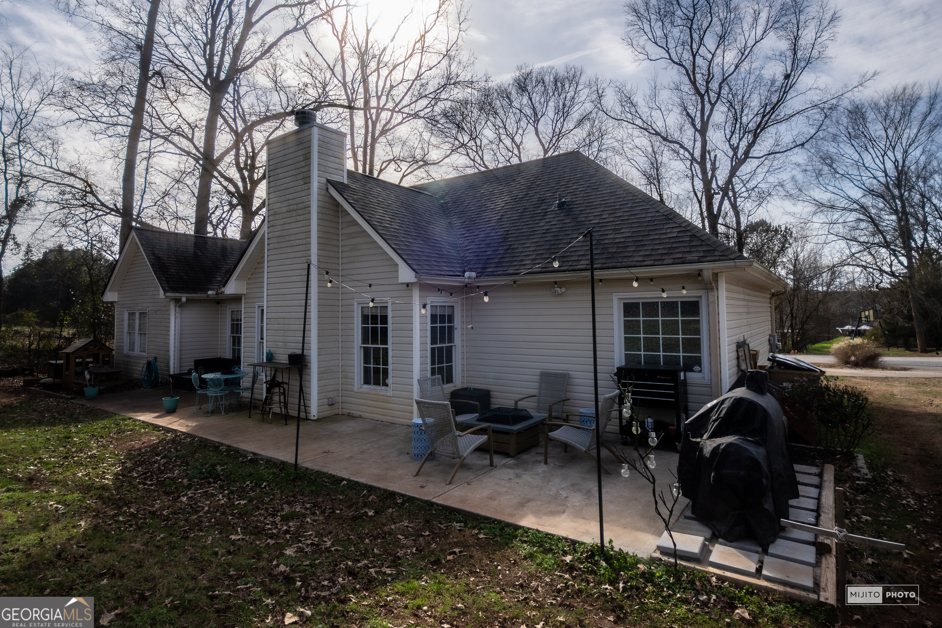 124 Austin Way Jefferson, GA 30549 - Photo 31 of 32 a patio with table and chairs and potted plants