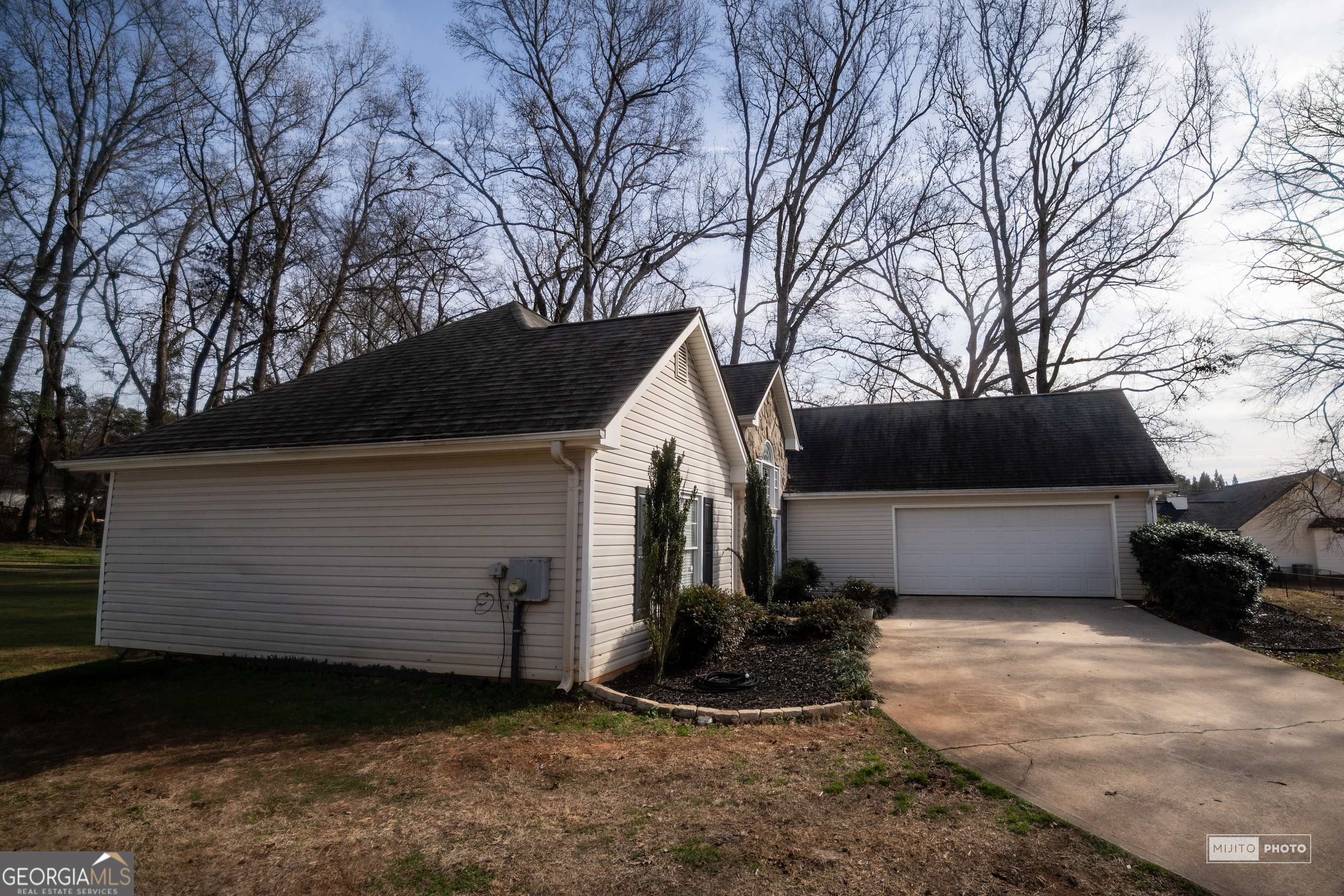 124 Austin Way Jefferson, GA 30549 - Photo 4 of 32 a front view of a house with garden