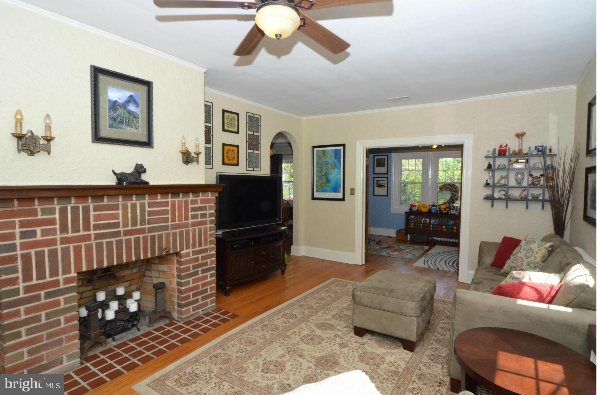5 Overbrook Road Catonsville, MD 21228 - Photo 3 of 27 Living Room