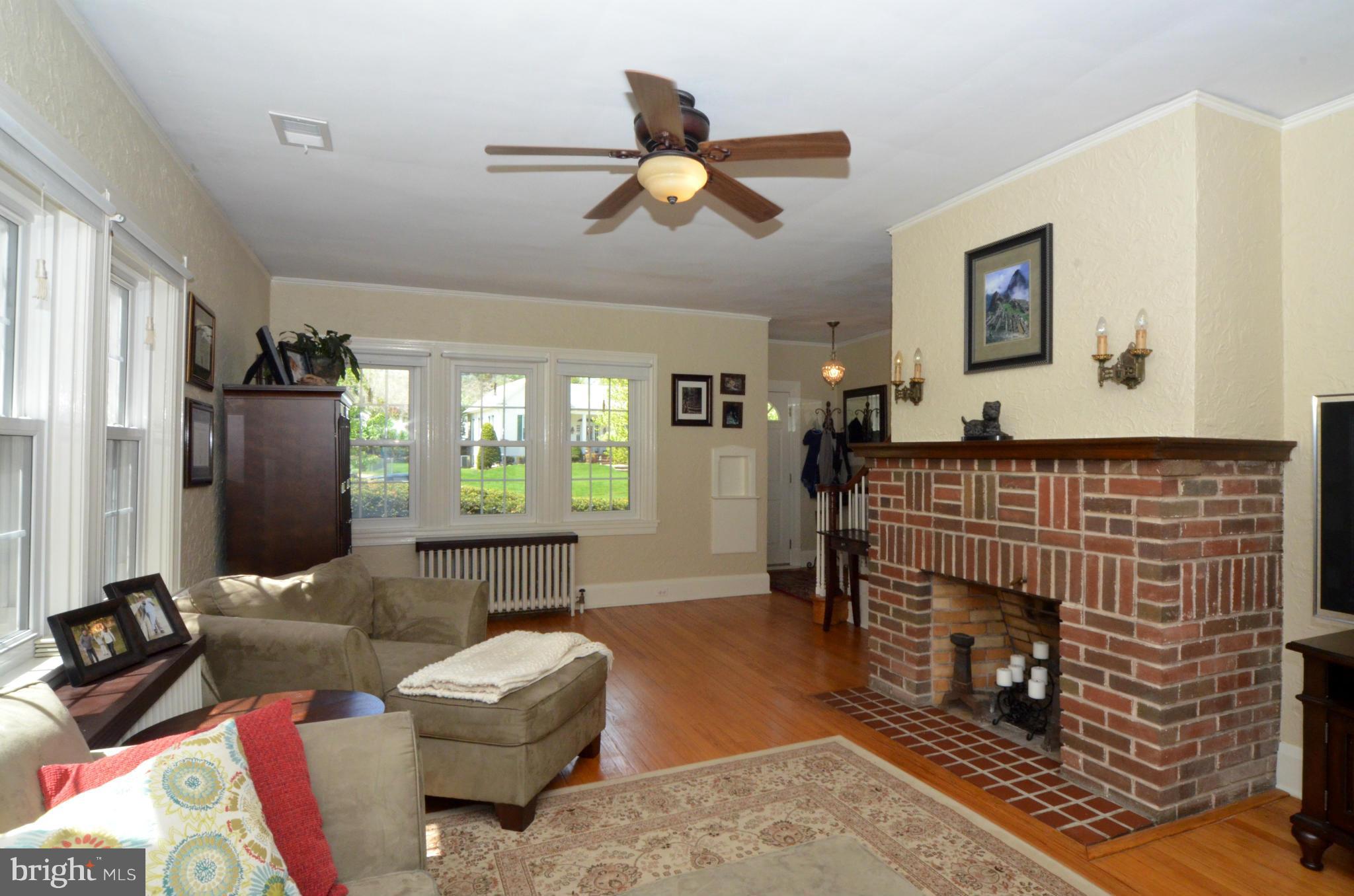 5 Overbrook Road Catonsville, MD 21228 - Photo 4 of 27 Living Room