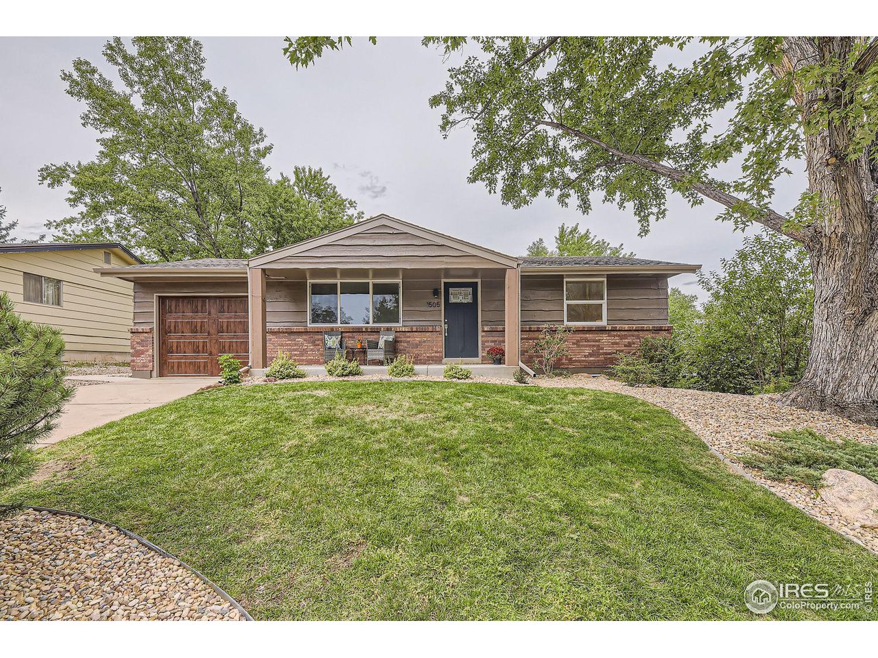 a view of a house with a backyard