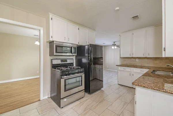 $1,695 | 1509 North San Jacinto Street, Conroe, TX 77301