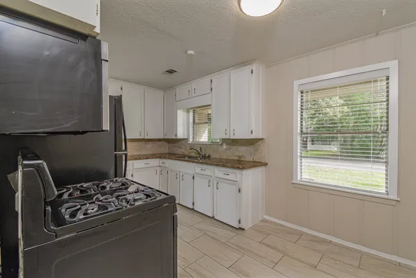 $1,695 | 1509 North San Jacinto Street, Conroe, TX 77301