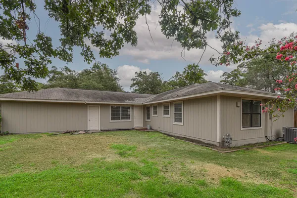 $1,695 | 1509 North San Jacinto Street, Conroe, TX 77301