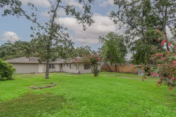 $1,695 | 1509 North San Jacinto Street, Conroe, TX 77301