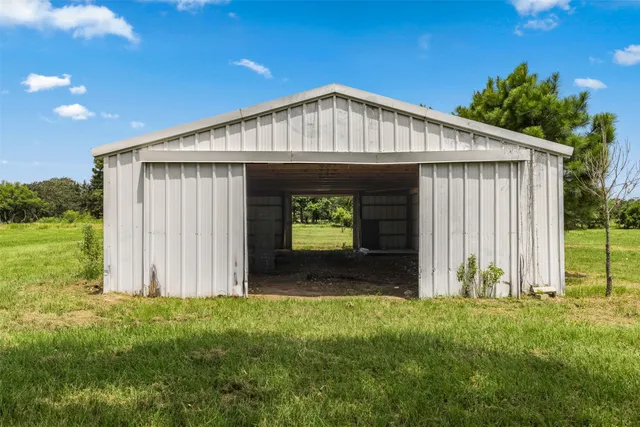 a view of backyard with garden