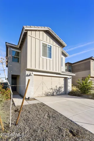 a view of a house with backyard