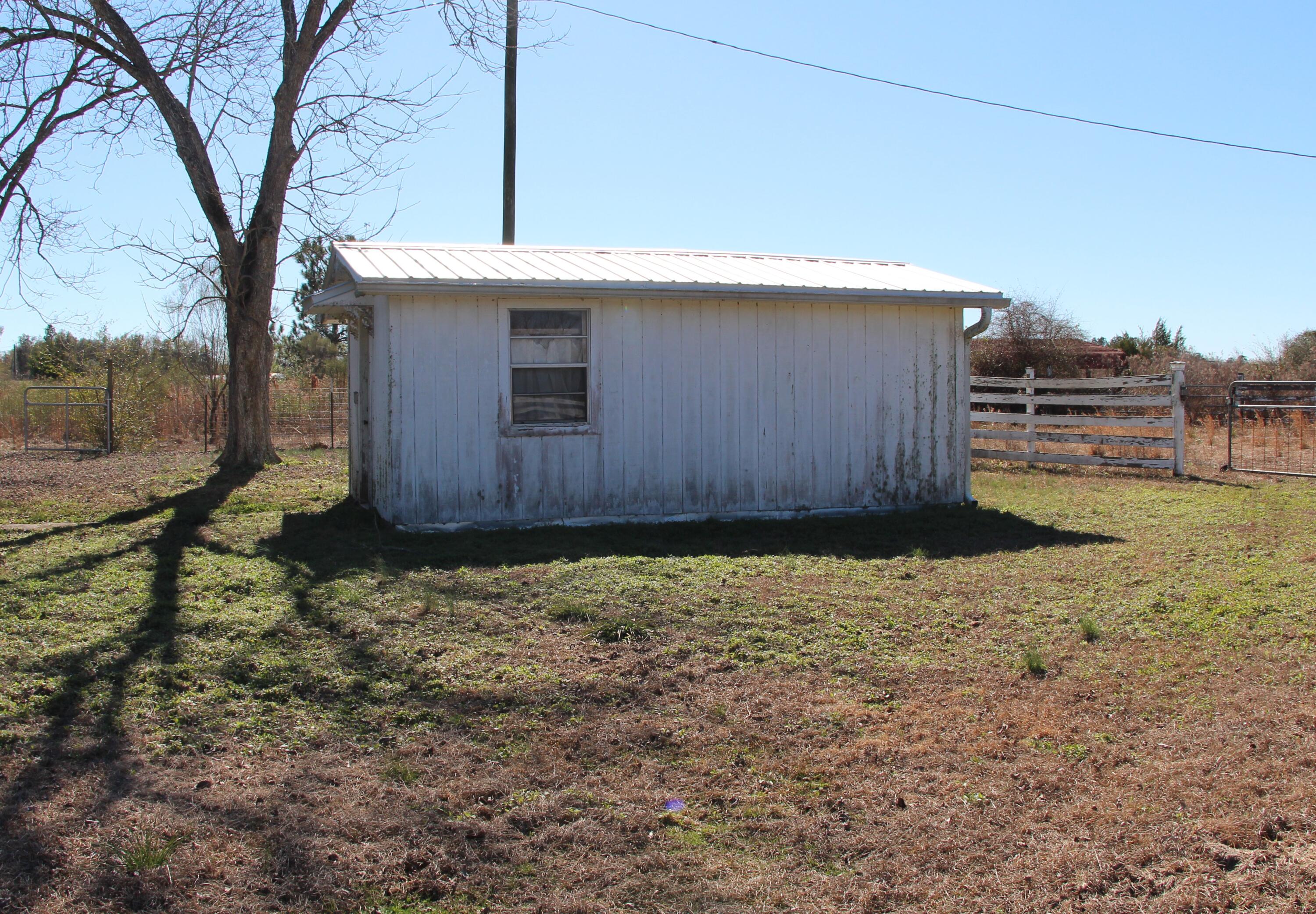 138 Schofield Road DeFuniak Springs, FL 32433 - Photo 12 of 31 additional space with bathroom