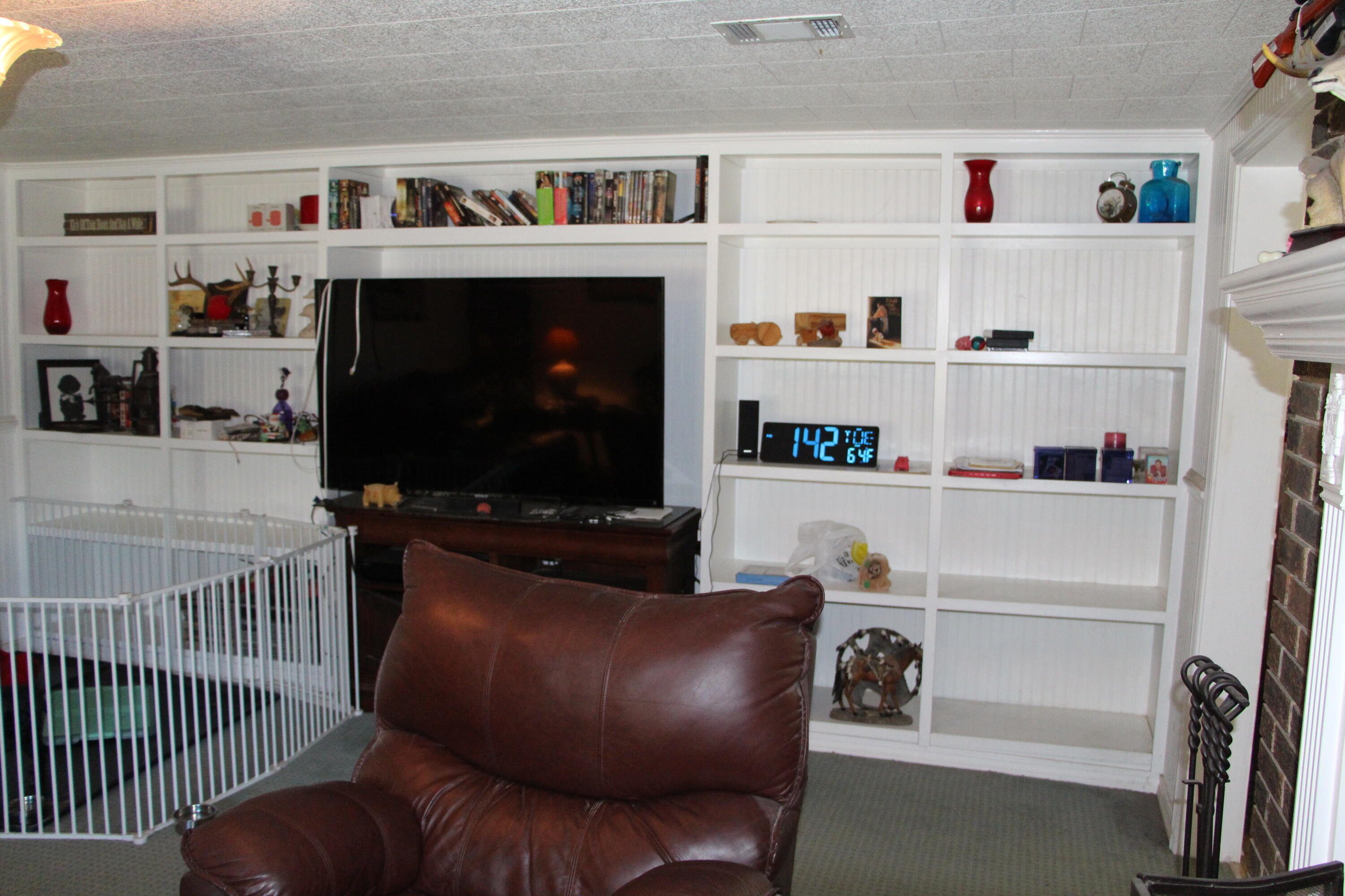 138 Schofield Road DeFuniak Springs, FL 32433 - Photo 10 of 31 built in shelving in living room
