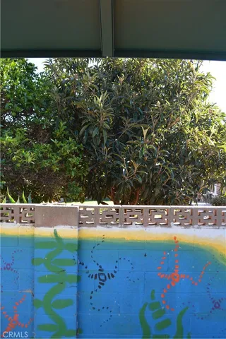 a view of a backyard