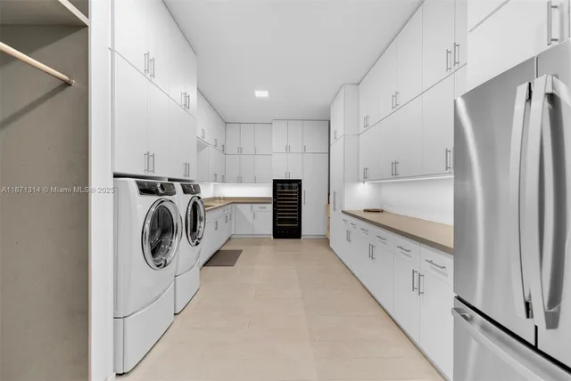 a view of kitchen with washer and dryer