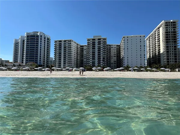 $4,500 | 6039 Collins Avenue, Unit 826, Miami Beach, FL 33140