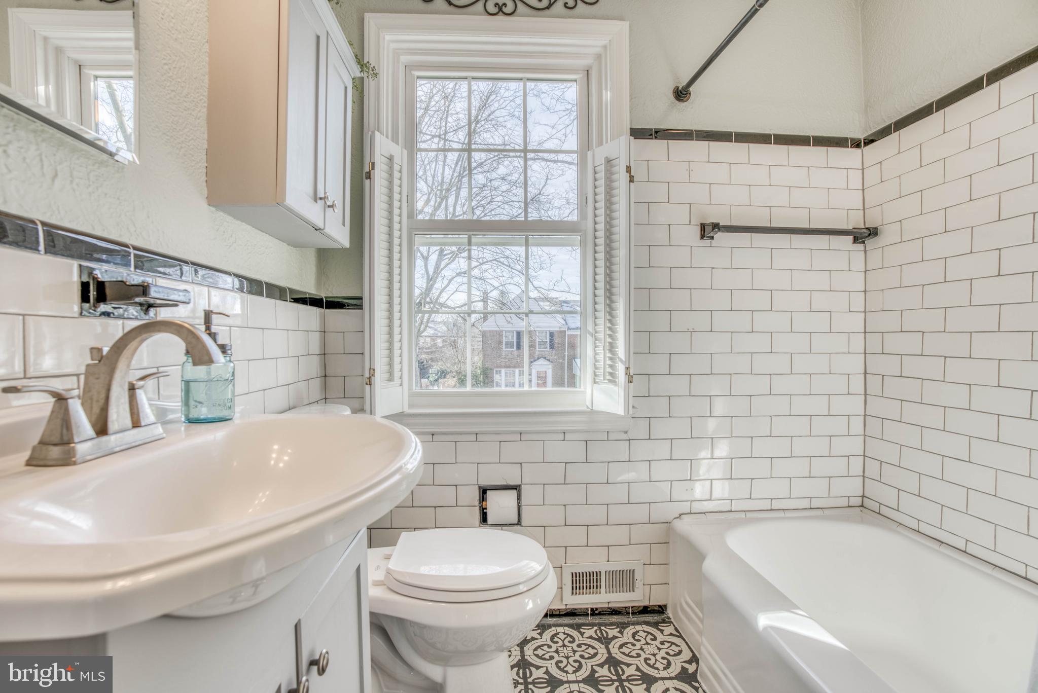130 Hopkins Road Baltimore, MD 21212 - Photo 35 of 52 a bathroom with a sink a toilet and bathtub