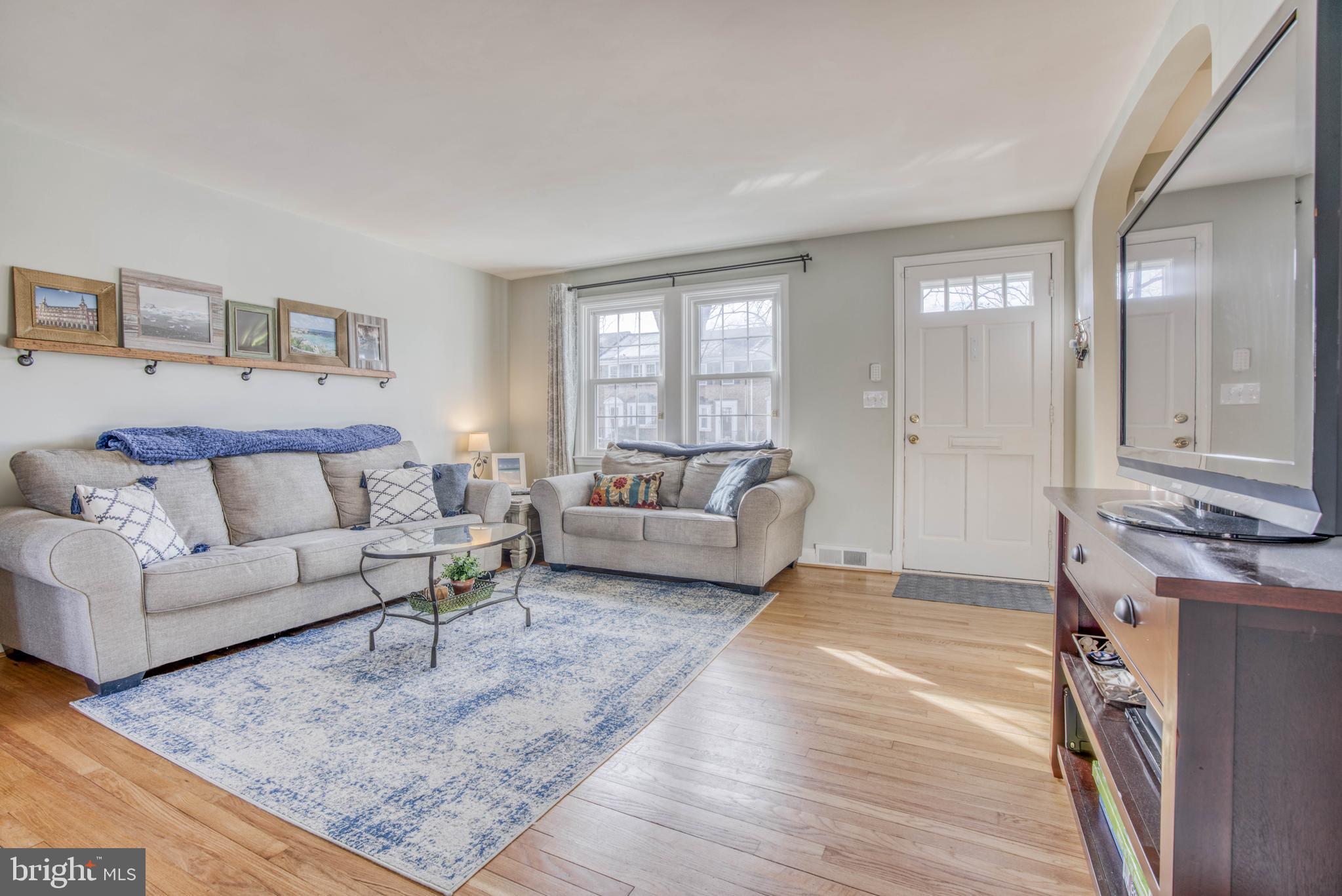 130 Hopkins Road Baltimore, MD 21212 - Photo 6 of 52 a living room with furniture and a couch