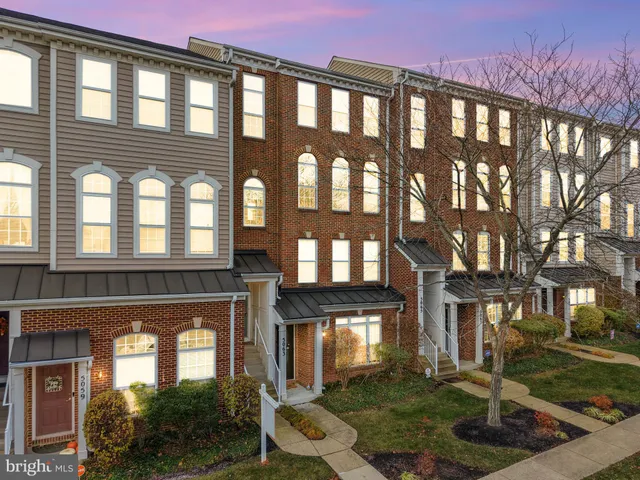 $385,000 | 5061 Anchorstone Drive, Unit 5061, Woodbridge, VA 22192