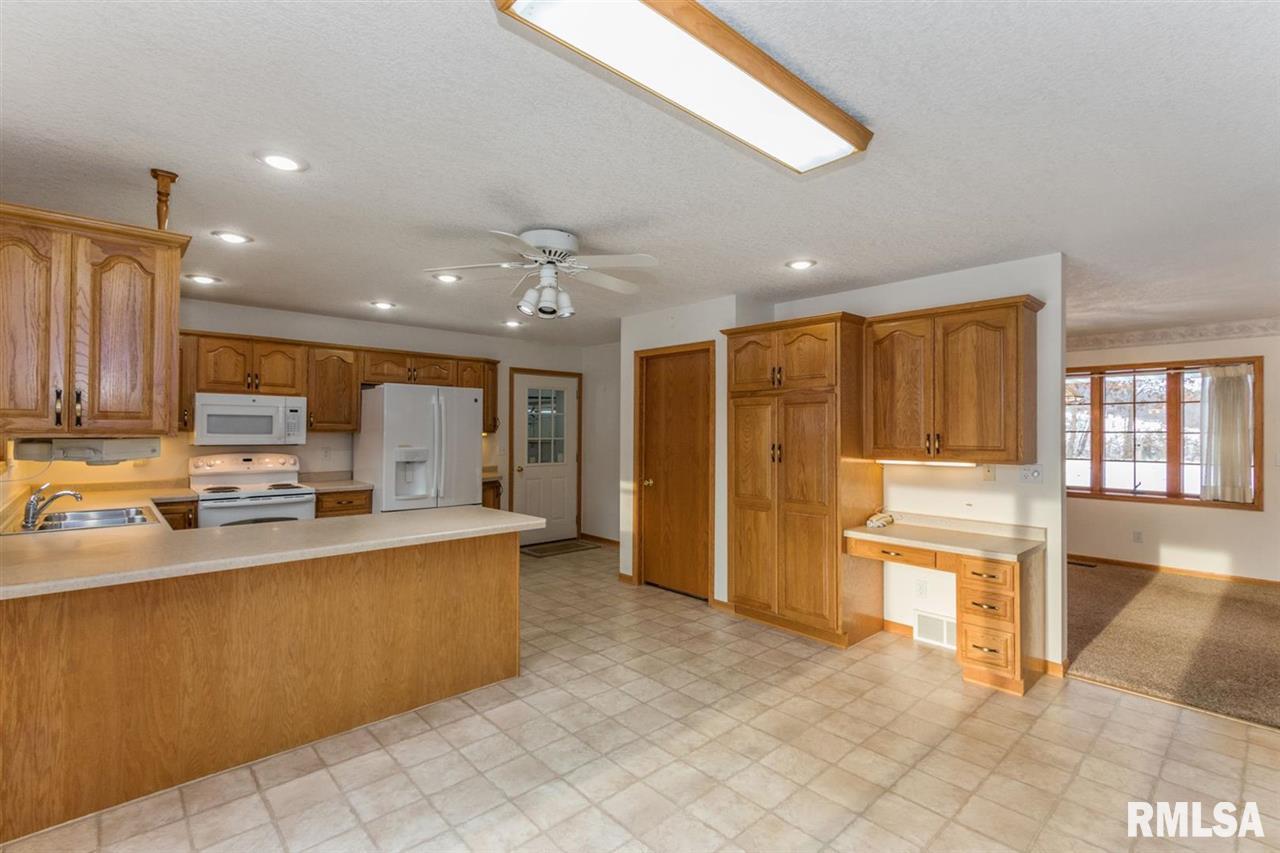 669 West Deer Creek Road Clinton, IA 52732 - Photo 9 of 24 Gallery Image 9