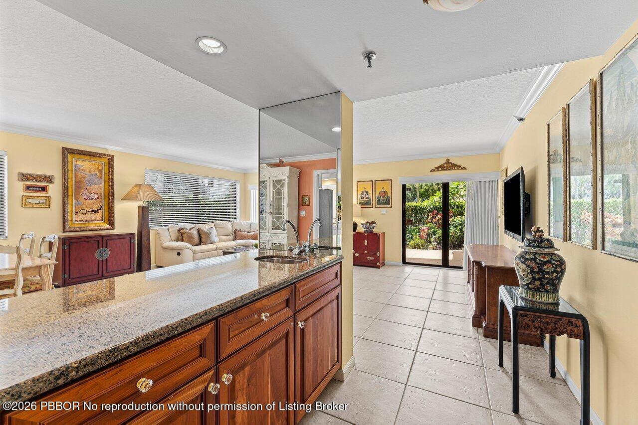 372 Golfview Road, Unit 101 North Palm Beach, FL 33408 - Photo 11 of 31 Wet Bar