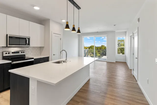 $1,694 | 5945 6th Avenue, Unit 413, Kenosha, WI 53140