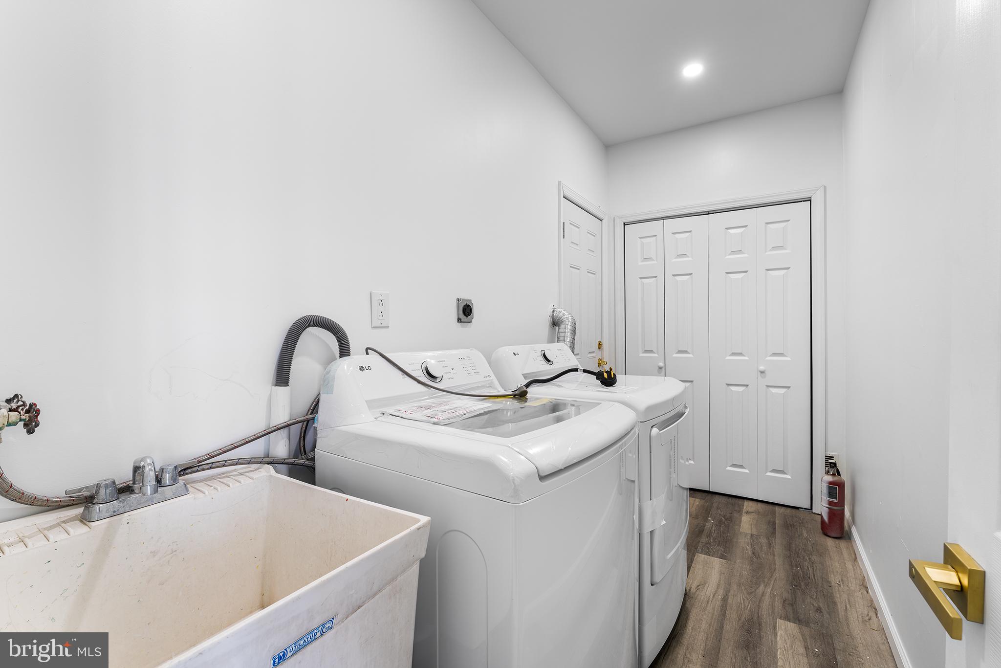 14 Rigel Court Sewell, NJ 08080 - Photo 20 of 40 a bathroom with a tub sink and a mirror