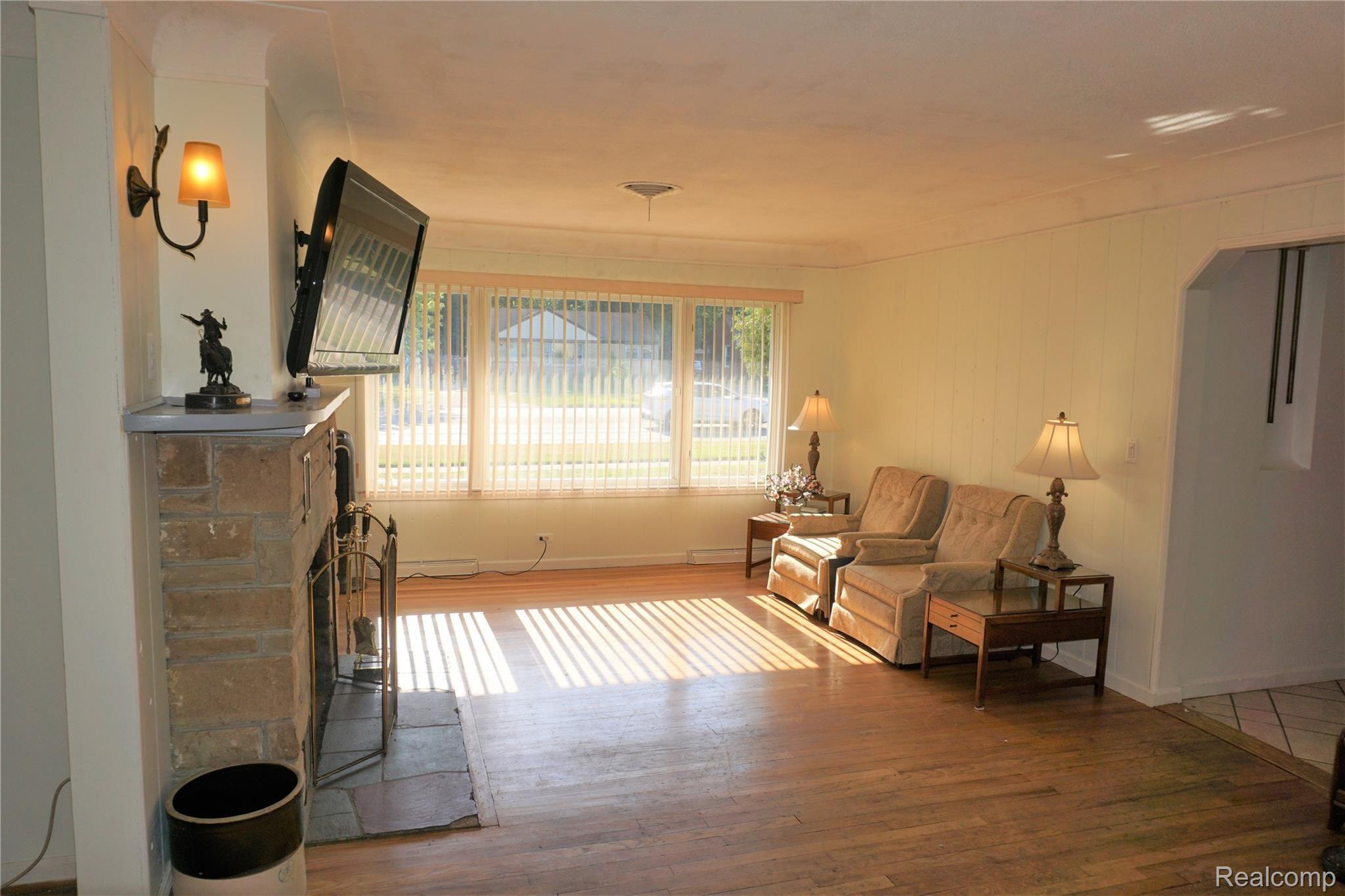14793 Inkster Road Livonia, MI 48154 - Photo 5 of 28 05 Living room.jpg