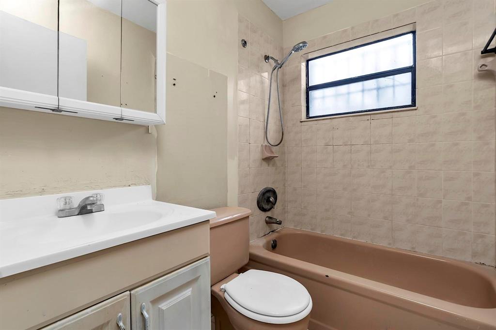 602 Southwest 99th Place Miami, FL 33174 - Photo 28 of 42 a bathroom with a sink a toilet and bathtub