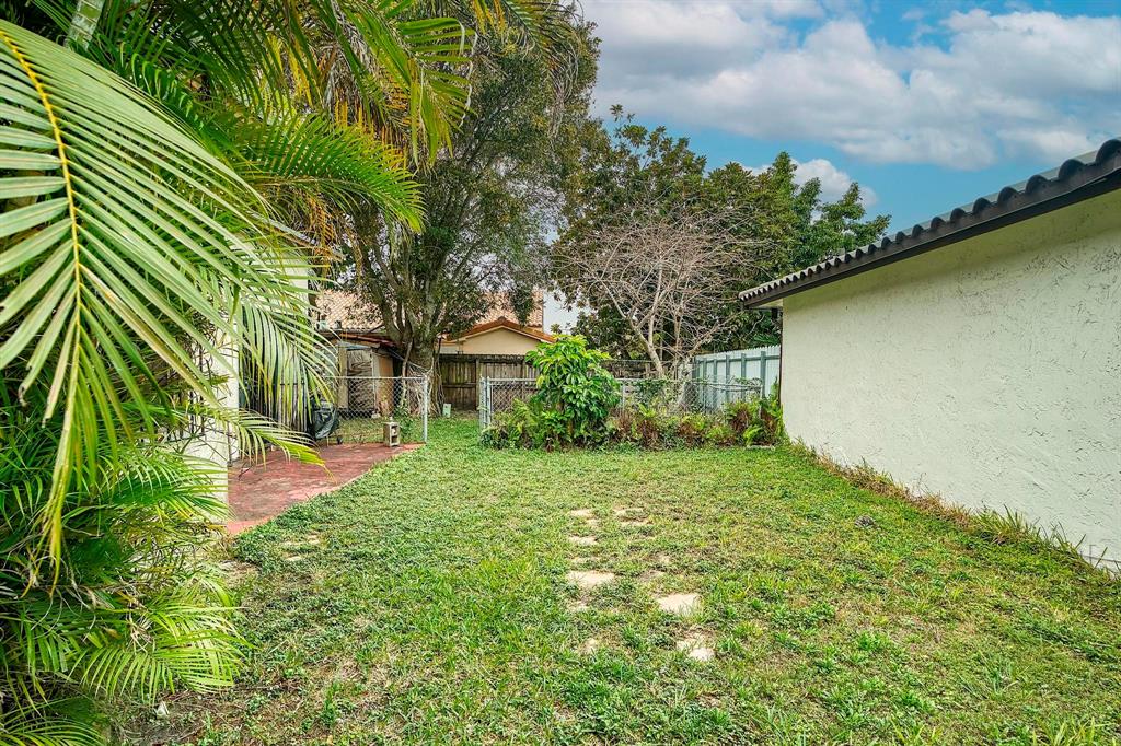 602 Southwest 99th Place Miami, FL 33174 - Photo 38 of 42 a view of a yard in front of house