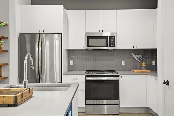 $2,699 | 800 Embassy Drive, Unit 328, Austin, TX 78702