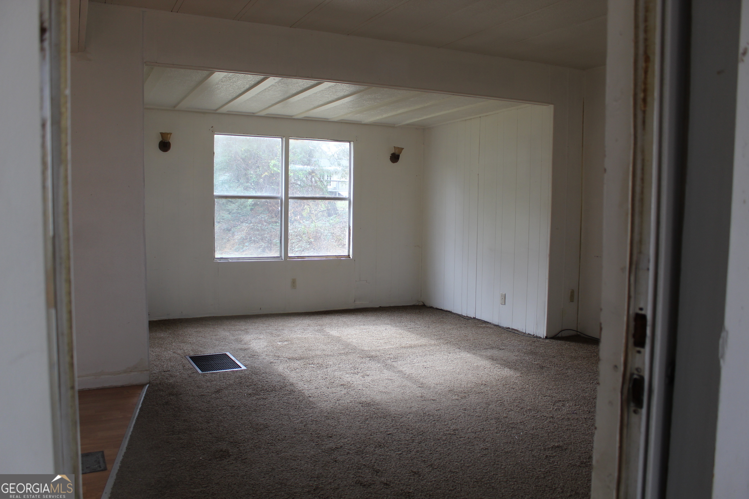 220 Carl Bethlehem Road Southwest Bethlehem, GA 30620 - Photo 2 of 11 an empty room with a window
