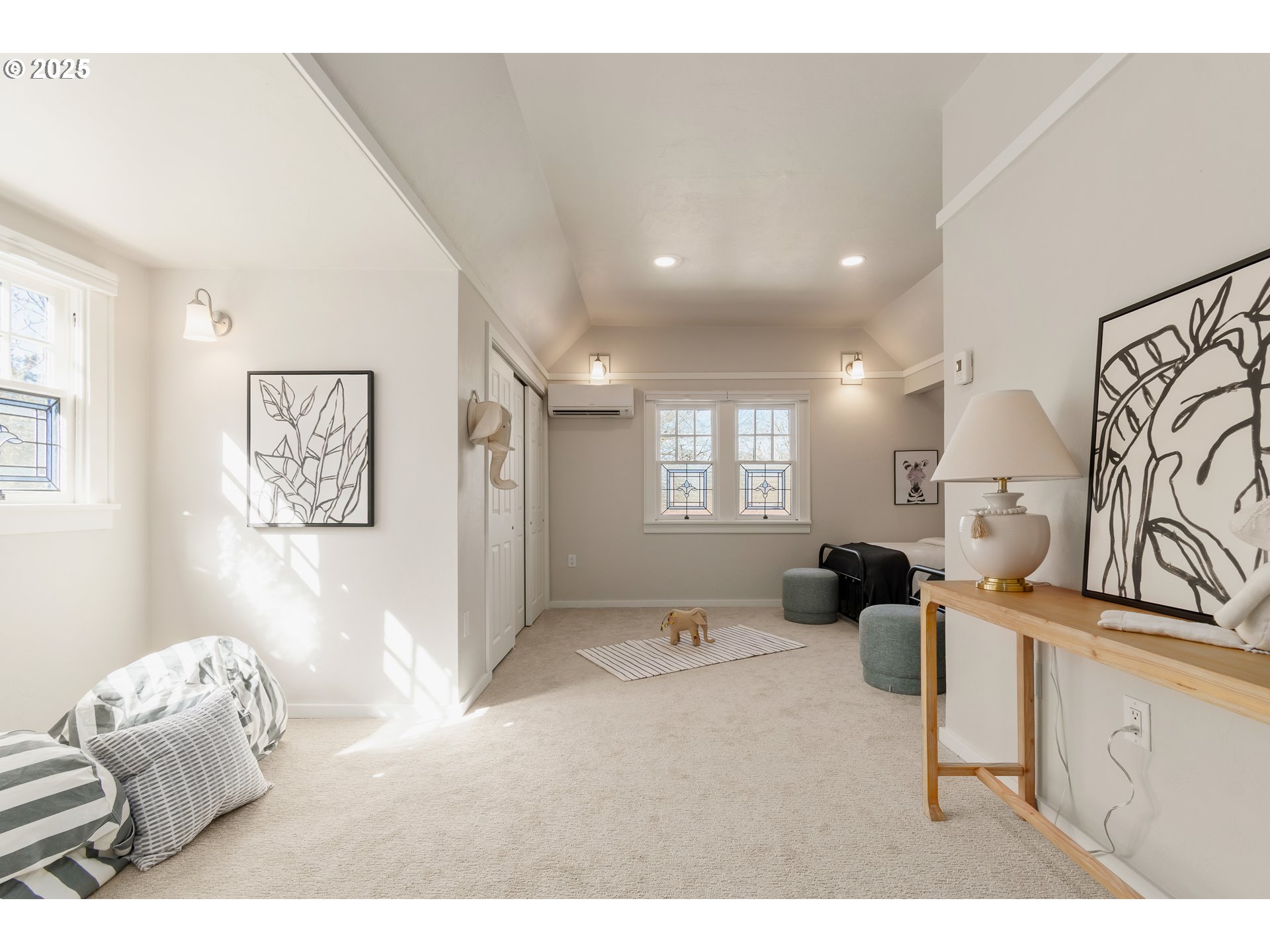 2033 East 19th Avenue Eugene, OR 97403 - Photo 28 of 45 a living room with furniture