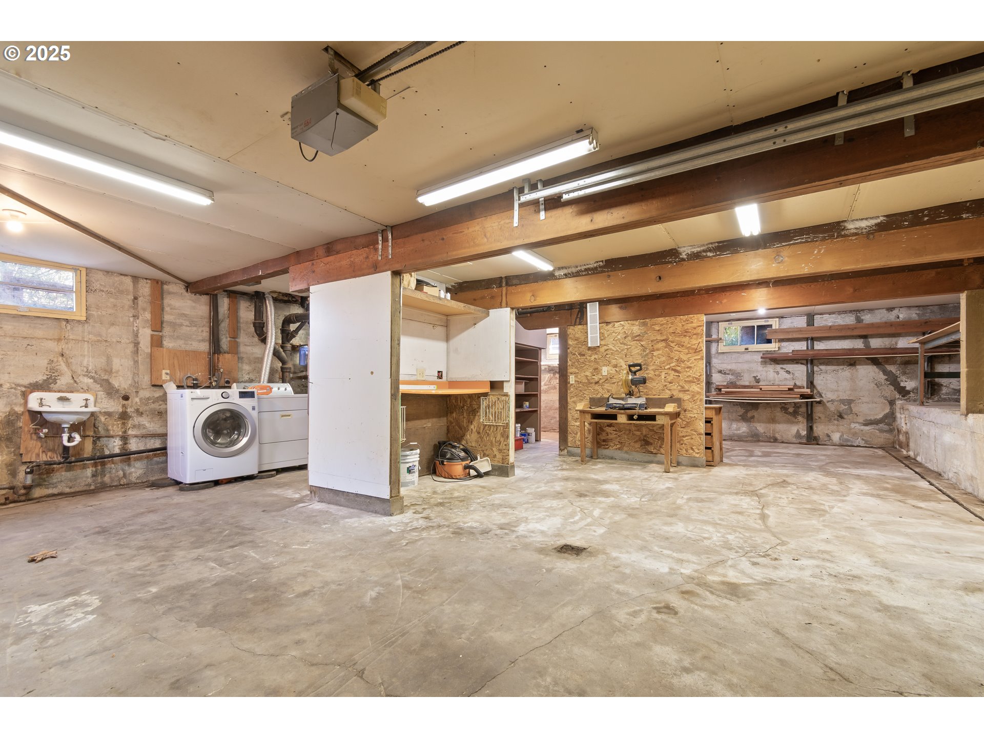 2033 East 19th Avenue Eugene, OR 97403 - Photo 33 of 45 a view of a car garage
