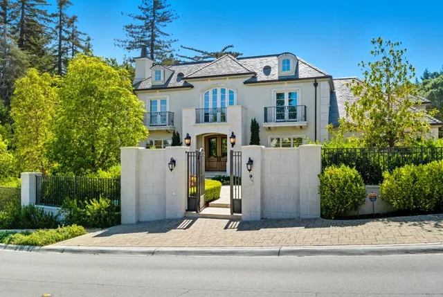 a view of a livingroom with furniture