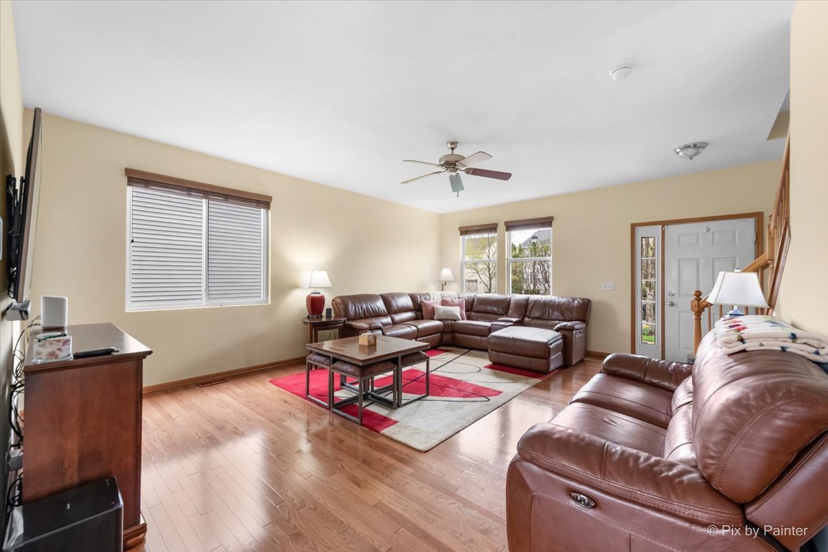 987 Valley Stream Drive Pingree Grove, IL 60140 - Photo 4 of 35