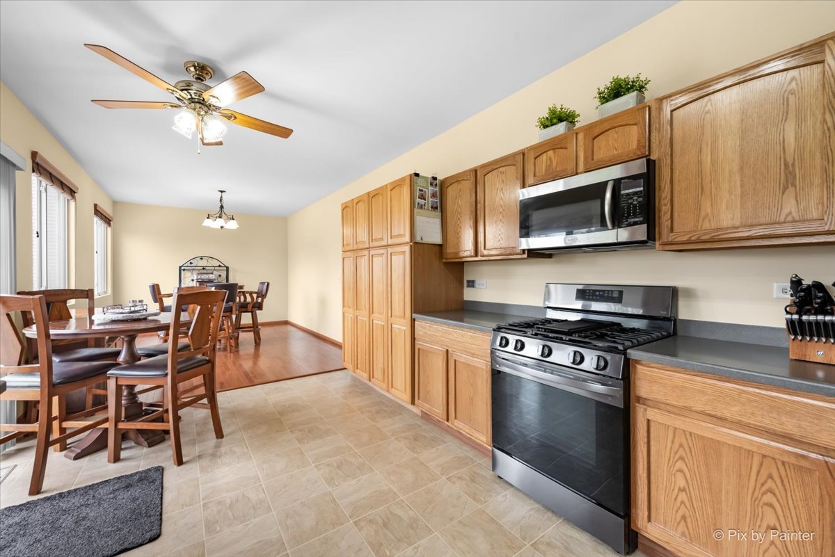 987 Valley Stream Drive Pingree Grove, IL 60140 - Photo 5 of 35