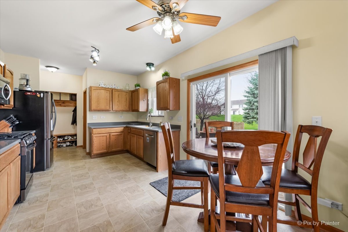 987 Valley Stream Drive Pingree Grove, IL 60140 - Photo 9 of 35