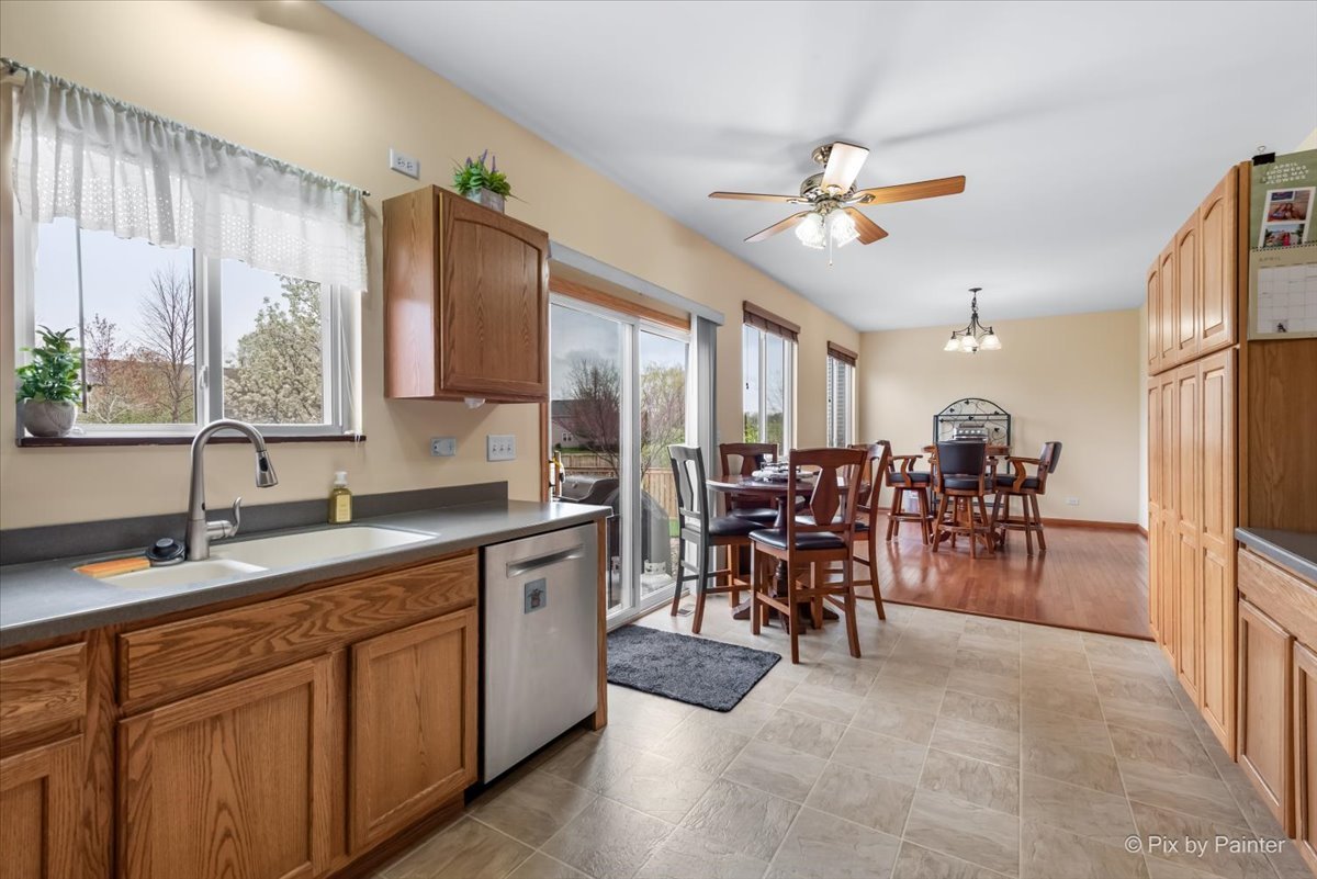 987 Valley Stream Drive Pingree Grove, IL 60140 - Photo 10 of 35