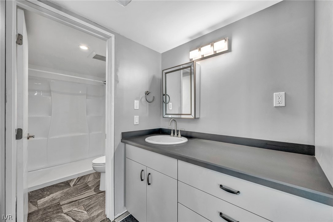 343 Mt Rose Street Reno, NV 89509 - Photo 39 of 46 347 Mount Rose bathroom