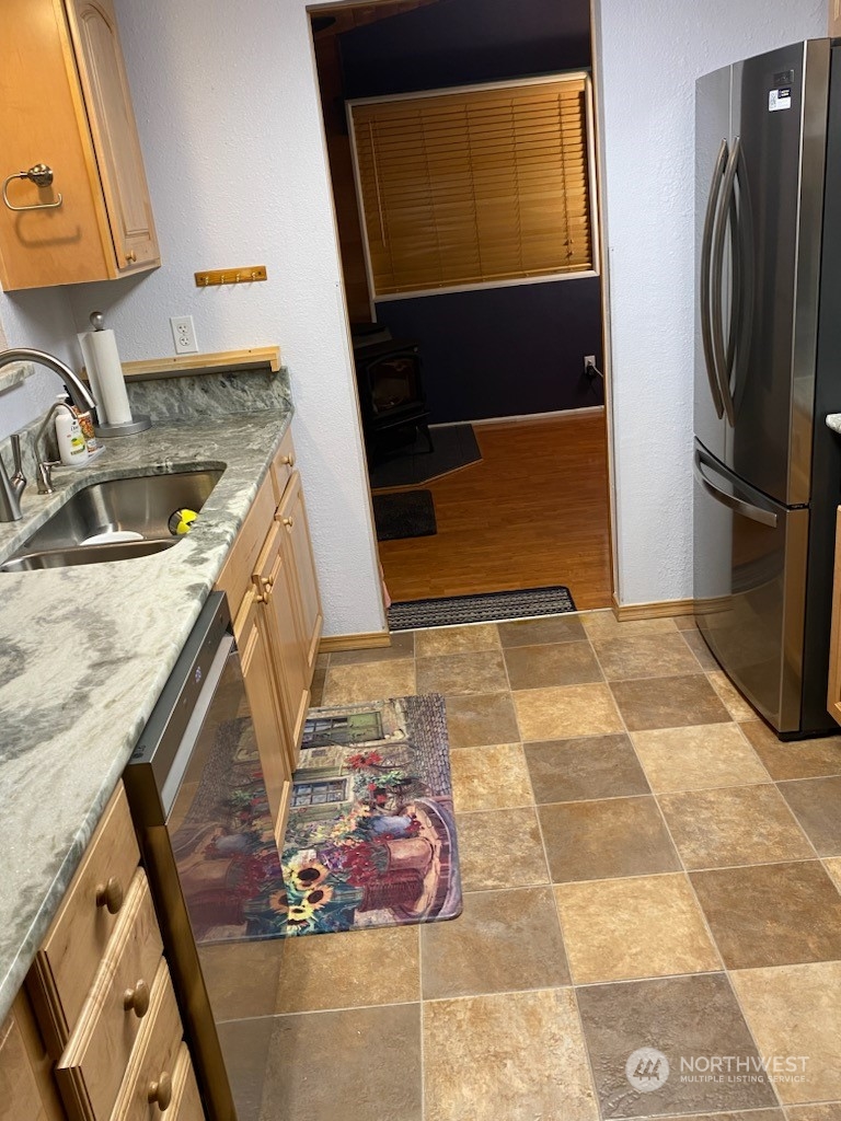107 Peterson Road Chehalis, WA 98532 - Photo 20 of 35 a kitchen with a sink stove and refrigerator