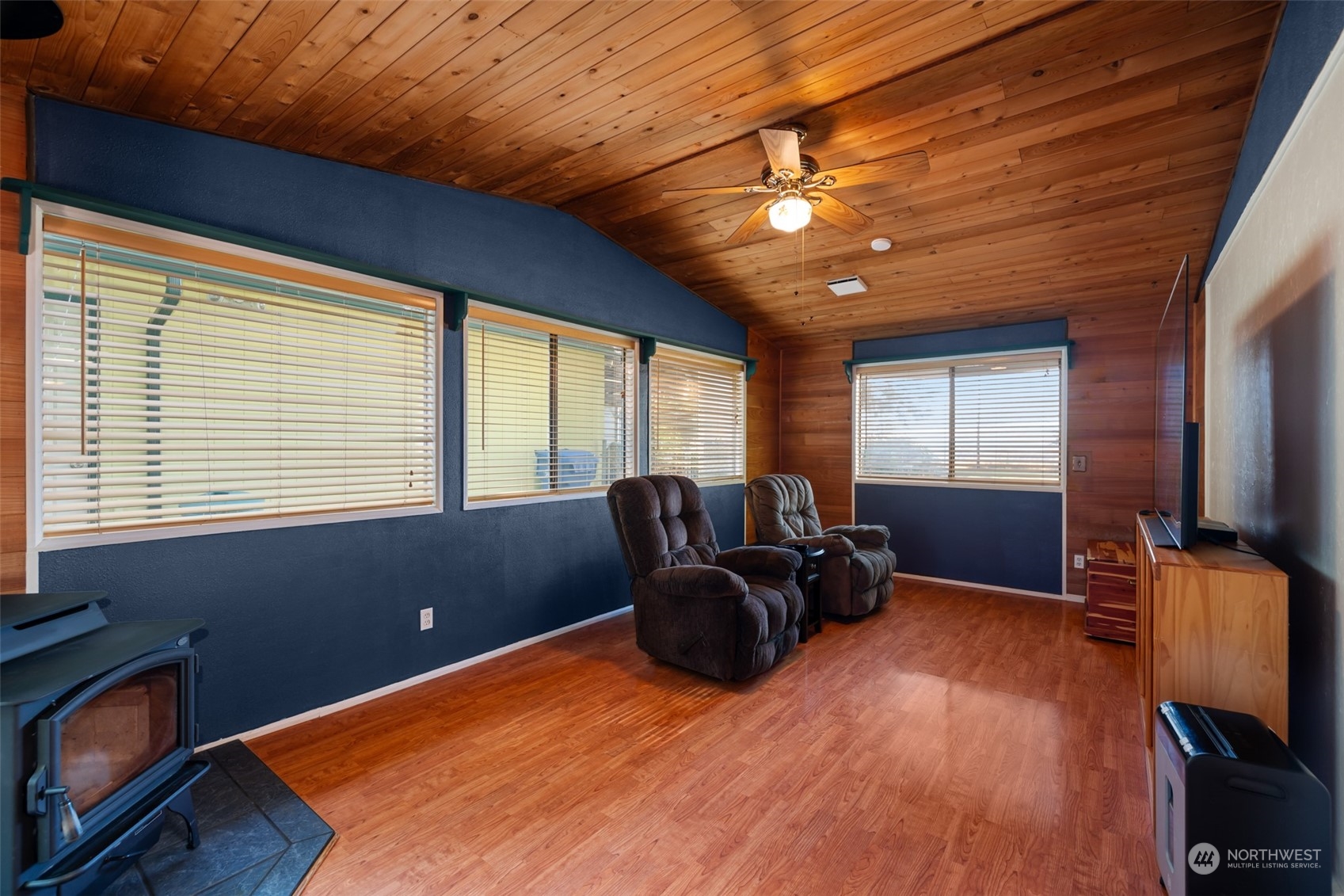 107 Peterson Road Chehalis, WA 98532 - Photo 22 of 35 a bed room with furniture and a window