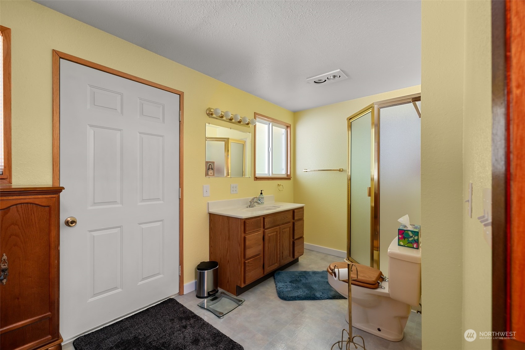 107 Peterson Road Chehalis, WA 98532 - Photo 26 of 35 a bathroom with a sink and a mirror