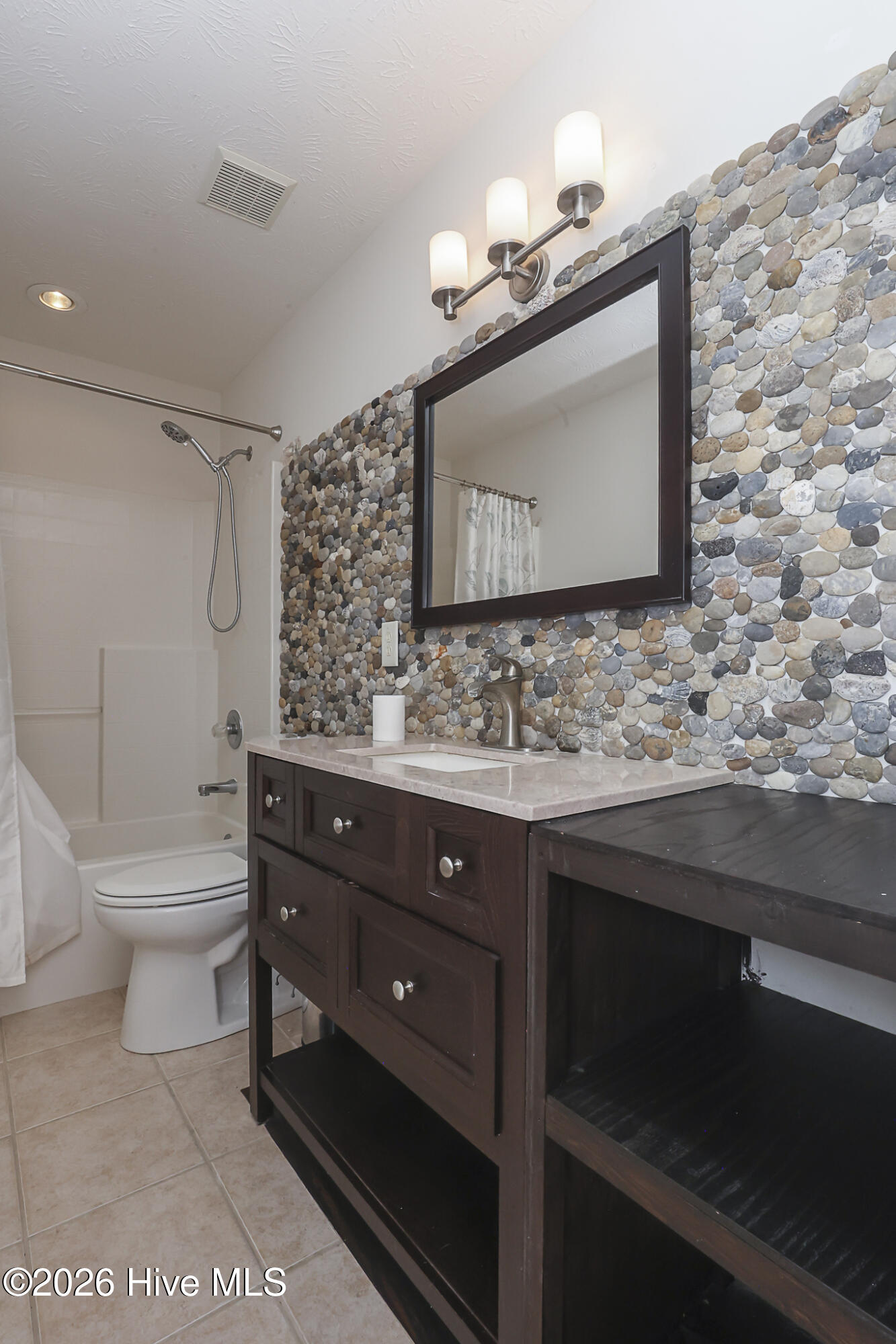 217 Rutherford Way Jacksonville, NC 28540 - Photo 41 of 96 Upstairs Hall Bathroom