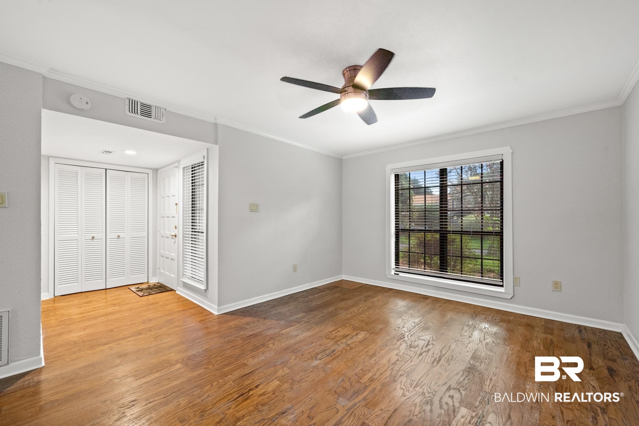 2901 Grant Street, Unit 802 Mobile, AL 36606 - Photo 7 of 37 Unfurnished room featuring light hardwood / wood-style floors, ceiling fan, and crown molding