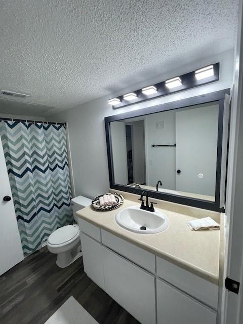 708 West Collins Street Denton, TX 76201 - Photo 32 of 40 Full dual entry bathroom accessible from primary bedroom