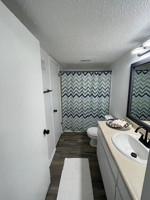 708 West Collins Street Denton, TX 76201 - Photo 33 of 40 Full dual entry bathroom accessible from primary bedroom