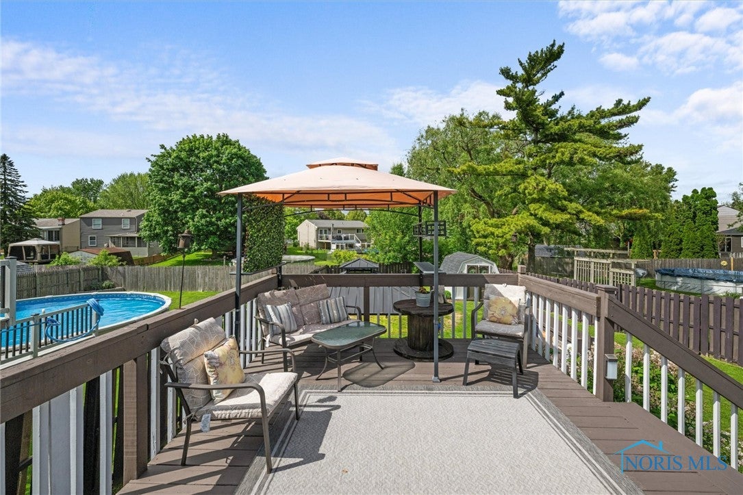 5453 Brook Point Road Toledo, OH 43611 - Photo 27 of 32 Upper back Deck