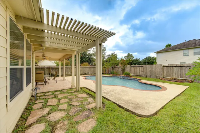 a view of a backyard