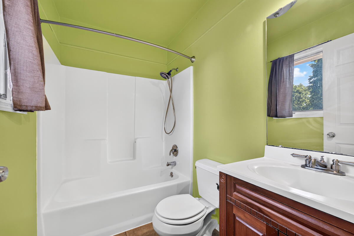 445 West Chestnut Street Burlington, WI 53105 - Photo 18 of 36 Full bath: upper