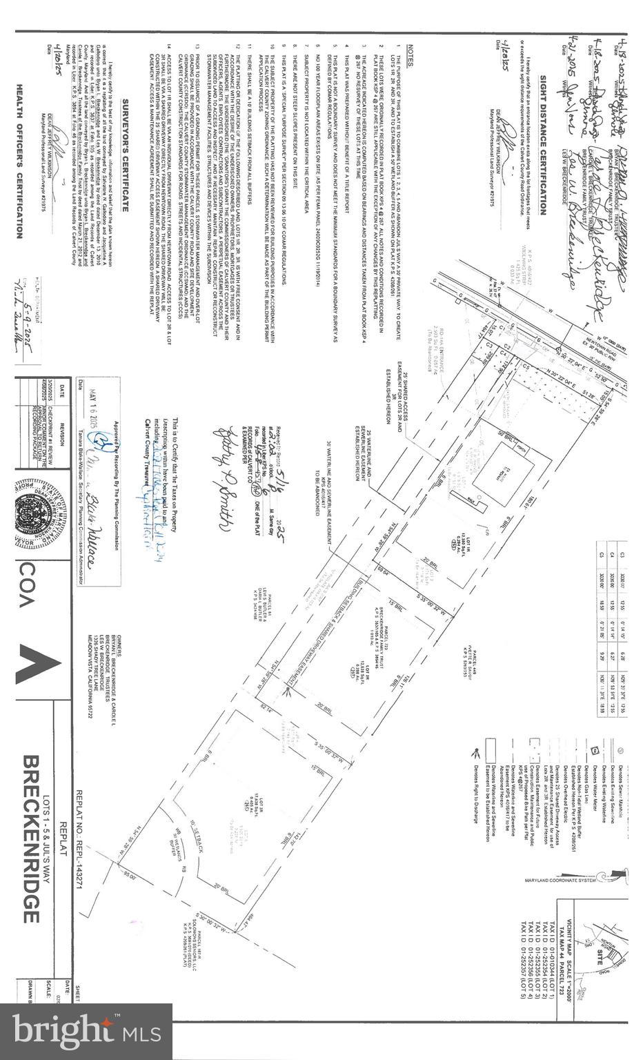 a black and white photo of a living room